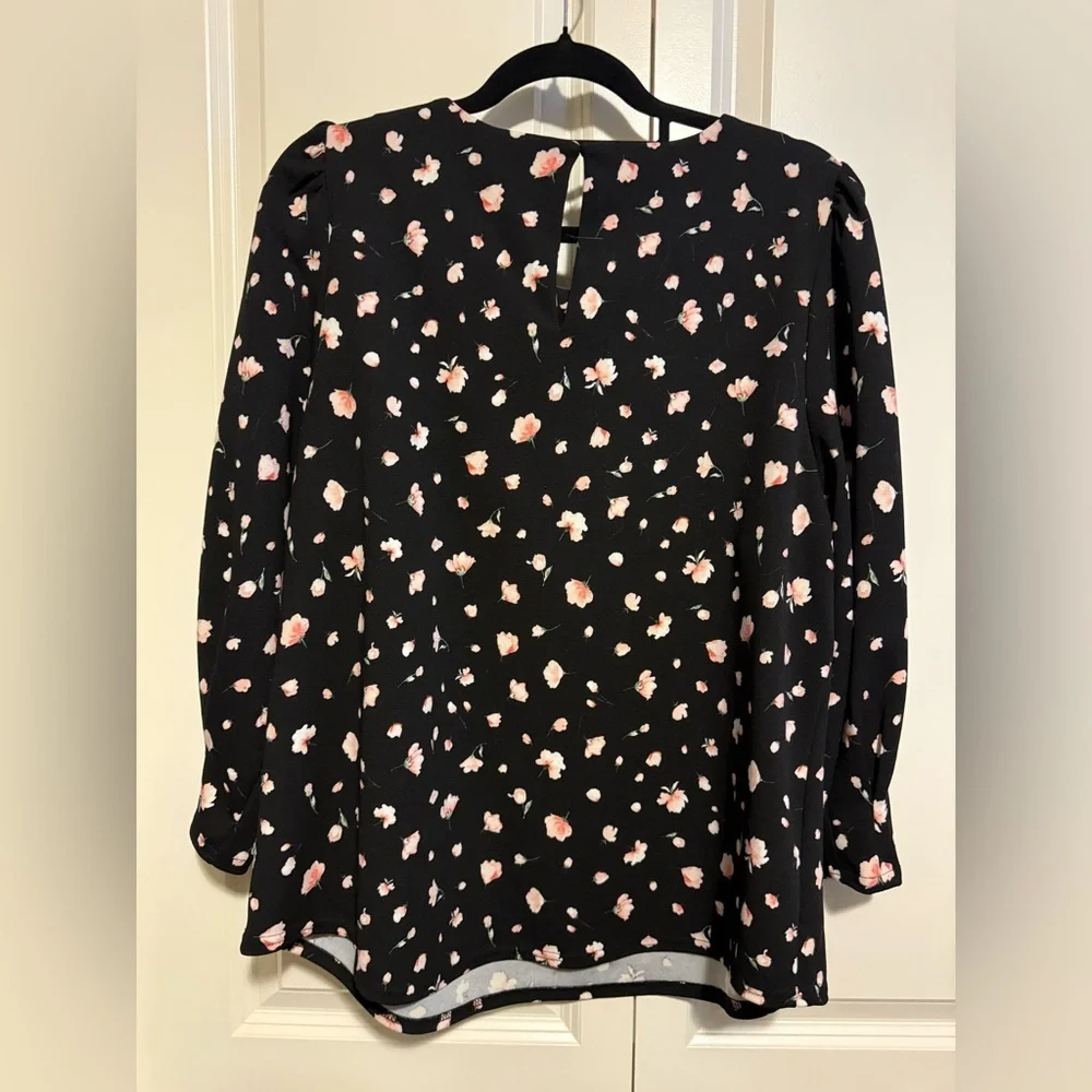 MELLODAY Black Blouse with Pink Floral Print